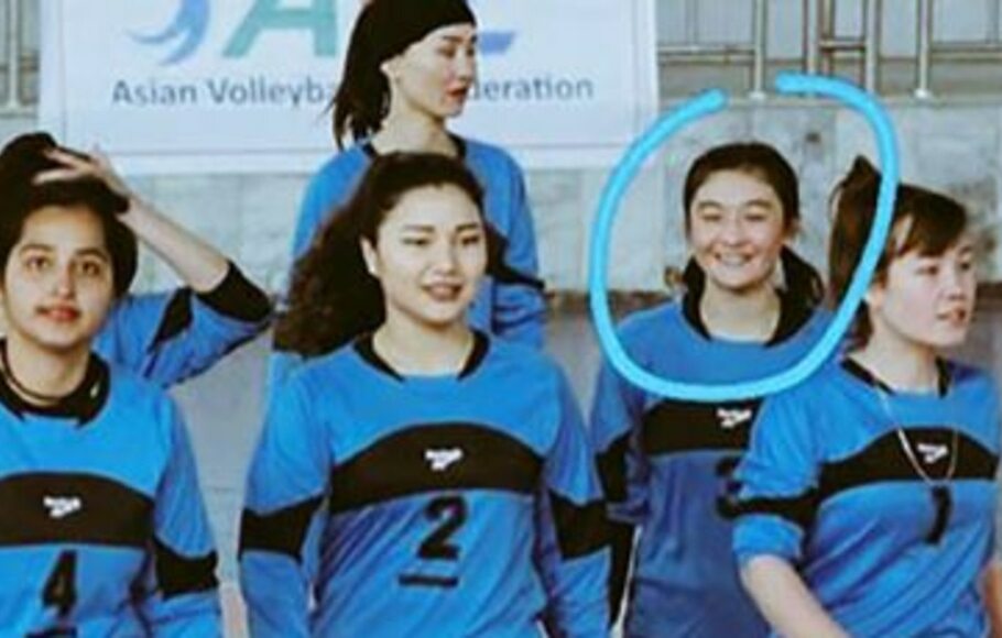 Mahjubin Hakimi (dalam lingkaran) anggota tim voli nasional wanita Afghanistan, tewas dipenggal Taliban.