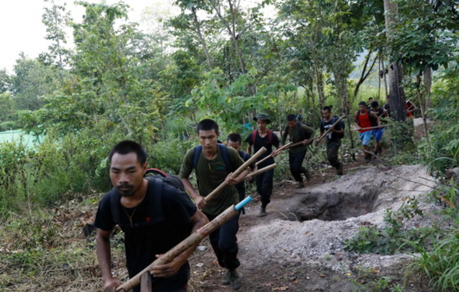 Para anggota Tentara Pertahanan Rakyat, sayap bersenjata dari Pemerintah Persatuan Nasional sipil yang menentang rezim militer yang berkuasa di Myanmar, mengambil bagian dalam pelatihan di sebuah kamp di Negara Bagian Kayin, dekat perbatasan Myanmar-Thailand pada Jumat 8 Oktober 2021.