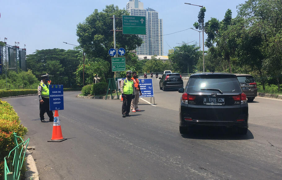 Beberapa petugas sedang berjaga di jalan arah tempat rekreasi Ancol, Jakarta Utara pada Minggu, 24 Oktober 2021. 