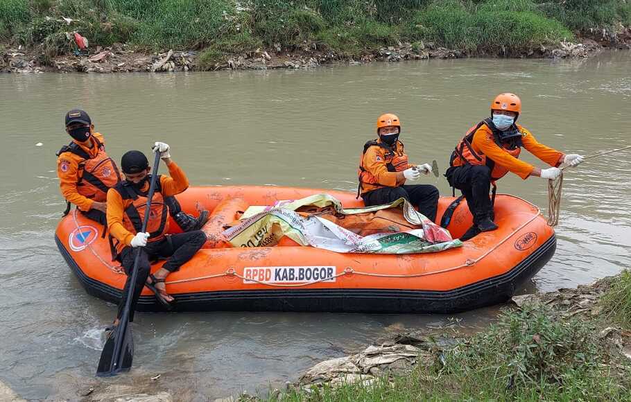 Petugas gabungan menemukan jasad wanita mengapung di Sungai Cileungsi tepatnya sisi Perumahan Vila Nusa Indah 2, Desa Bojongkulur, Gunung Putri, Kabupaten Bogor Minggu, 24 Oktober 2021.