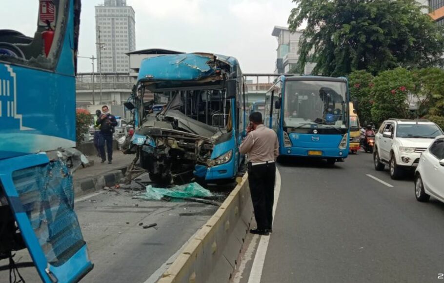 Kondisi bus TransJakarta yang mengalami kecelakaan di Cawang, Jakarta, Senin, 25 Oktober 2021.