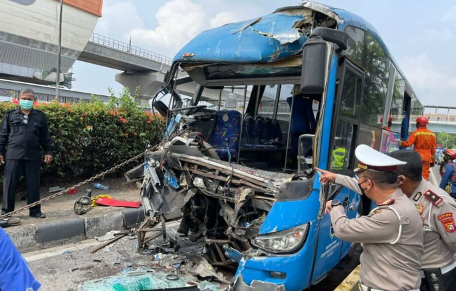 Dir Lantas Polda Metro Jaya Kombes Pol Sambodo Purnomo Yogo melaksanakan Pengecekan TKP Kecelakaan Lalu Lintas Kendaraan Transjakarta di Jalan MT Haryono Jakarta Timur.
