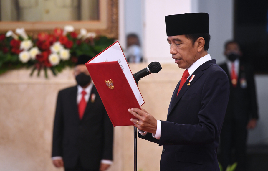 Presiden Joko Widodo (Jokowi) saat melantik 17 Duta Besar Luar Biasa dan Berkuasa Penuh (LBBP) di Istana Negara, Kompleks Istana Kepresidenan Jakarta, Senin, 25 Oktober 2021.