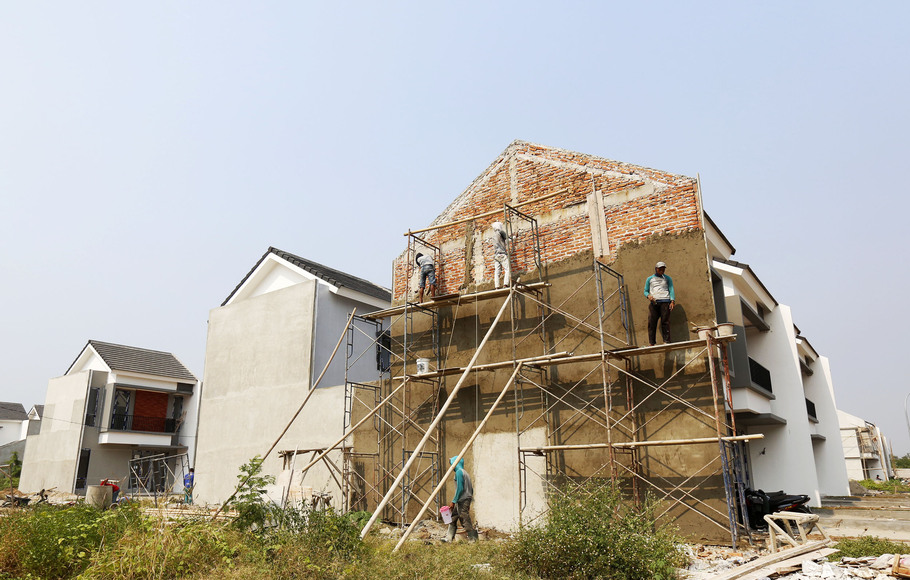 Pekerja menyelesaikan penbuatan rumah di Tangerang, Banten, Senin, 25 Oktober 2021.