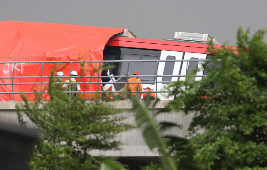 Petugas memeriksa gerbong kereta LRT yang mengalami kecelakaan di ruas Cibubur-TMII, Jakarta, Senin, 25 Oktober 2021.