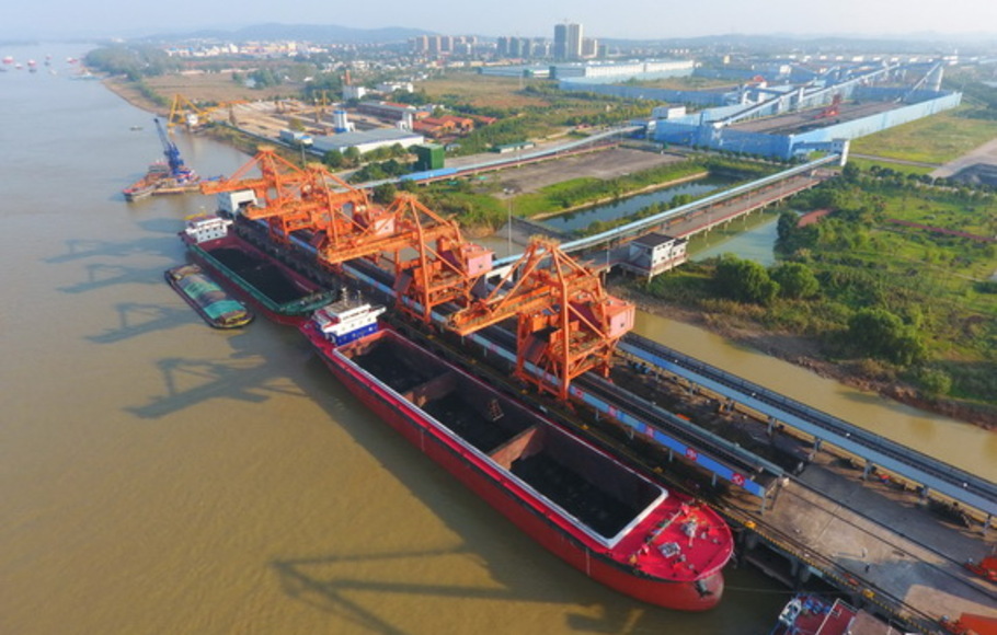 Foto dokumentasi pada 24 Oktober 2021 menunjukkan batu bara sedang dimuat di kapal kargo di Jiujiang, di provinsi Jiangxi, Tiongkok. 