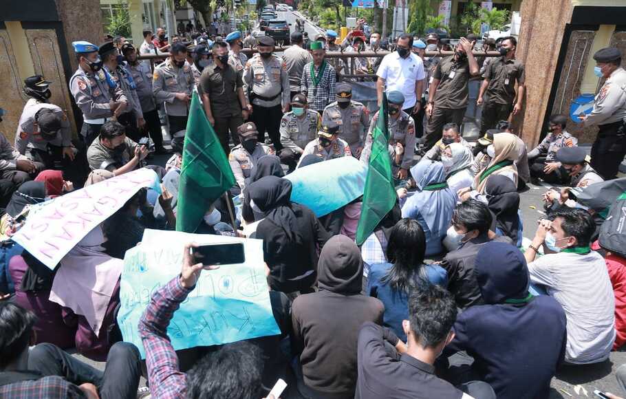 Kapolda NTB Irjen Pol Muhammad Iqbal, saat turun langsung menangani unjuk rasa mahasiswa di Mataram.