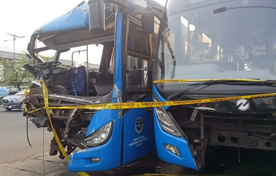 Dua bus Transjakarta yang terlibat dalam kecelakaan di Jalan MT Haryono, Jakarta Timur, Senin 25 Oktober 2021.