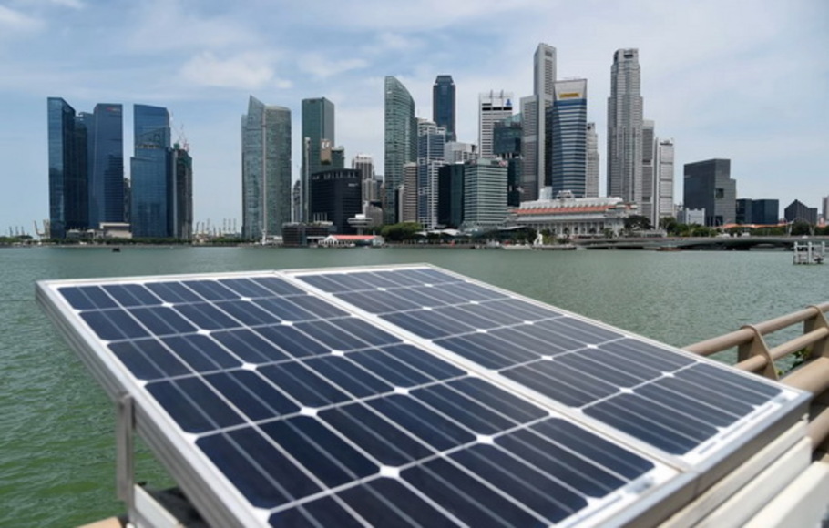 Panel surya yang digunakan untuk menyalakan lampu jalan ditempatkan di sepanjang teluk Marina yang menghadap ke gedung pencakar langit Singapura pada 26 April 2016. 