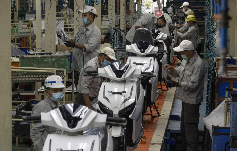 Pekerja merakit sepeda motor listrik Gesits di pabrik PT Wika Industri Manufaktur (WIMA), Cileungsi, Kabupaten Bogor, Jawa Barat.