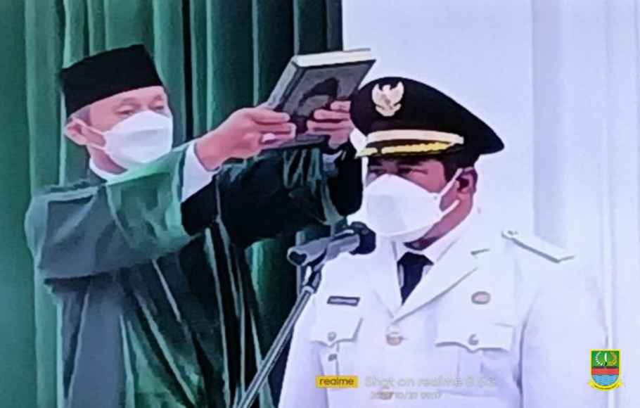 Gubernur Jawa Barat Ridwan Kamil melantik Akhmad Marjuki sebagai Wakil Bupati Bekasi sisa masa jabatan tahun 2017-2022 di Gedung Sate Bandung, Rabu, 27 Oktober 2021.