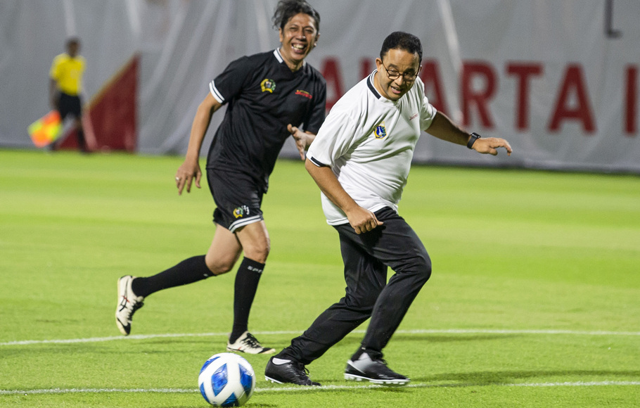 Gubernur DKI Jakarta Anies Baswedan bermain bola melawan tim DPRD DKI Jakarta di lapangan latih Jakarta International Stadium(JIS), Jakarta Utara, Kamis, 28 Oktober 2021. 