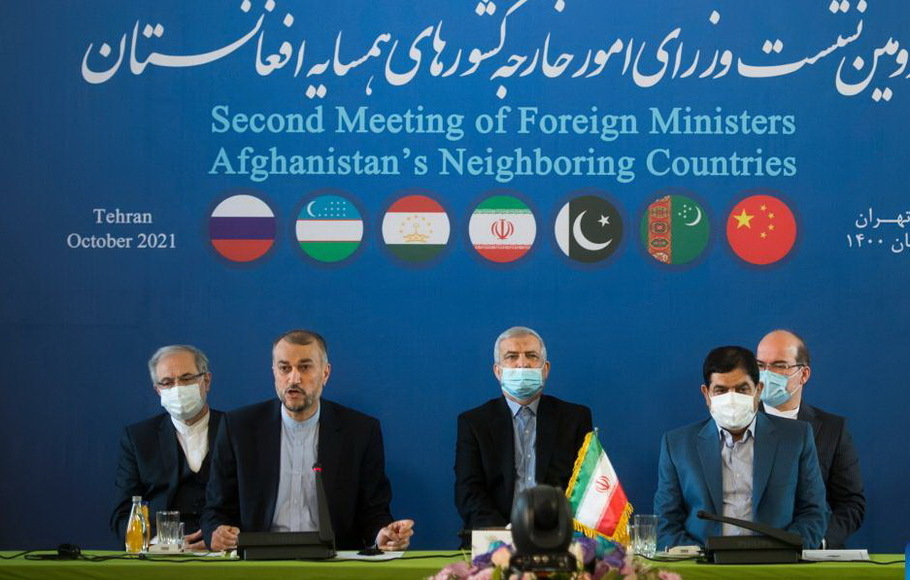 Menteri Luar Negeri Iran Hossein Amir Abdollahian (kedua dari kiri) berbicara saat Pertemuan Kedua Menteri Luar Negeri Negara Tetangga Afghanistan di Teheran, Iran, pada Rabu 27 Oktober 2021. 