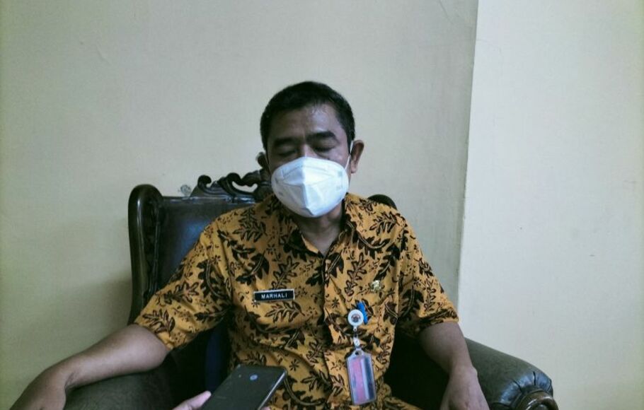 Lurah Duri Kepa, Kebon Jeruk, Jakarta Barat, Marhali, saat ditemui di kantornya, Kamis, 28 Oktober 2021.