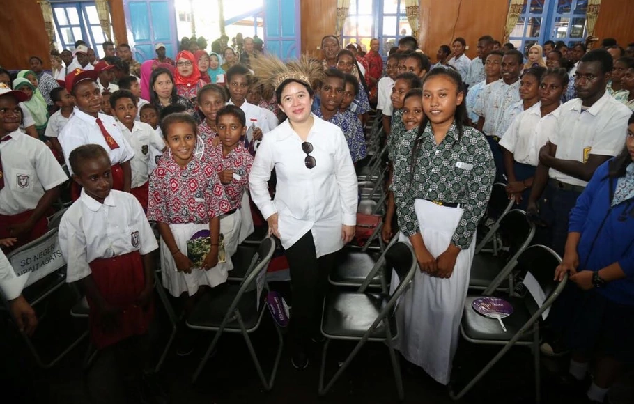 Ketua DPR Puan Maharani di tengah para pelajar di Papua.