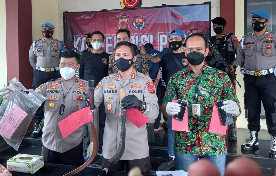 Kapolres Bogor AKBP Harun (tengah) bersama Kapolsek Cileungsi, Kompol Andri Alam menunjukkan barang bukti pembunuhan di Mapolres Bogor, Jumat 29 Oktober 2021.