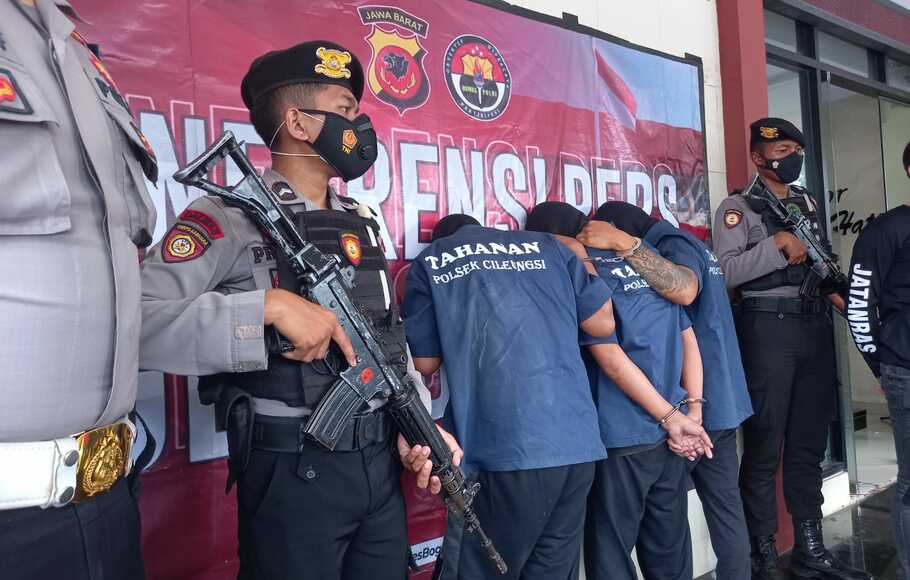 Tiga pelaku pembunuhan berencana seorang juru parkir diamankan di Mapolres Bogor, Jumat, 29 Oktober 2021. 