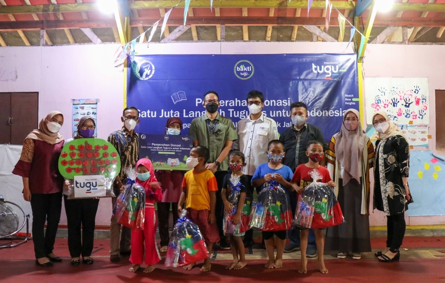Tugu Insurance menyerahkan donasi dari acara Sejuta Langkah Tuguers untuk Indonesia kepada Sekolah Alternatif untuk Anak Jalanan (SAAJA) Kamis 21 Oktober 2021.