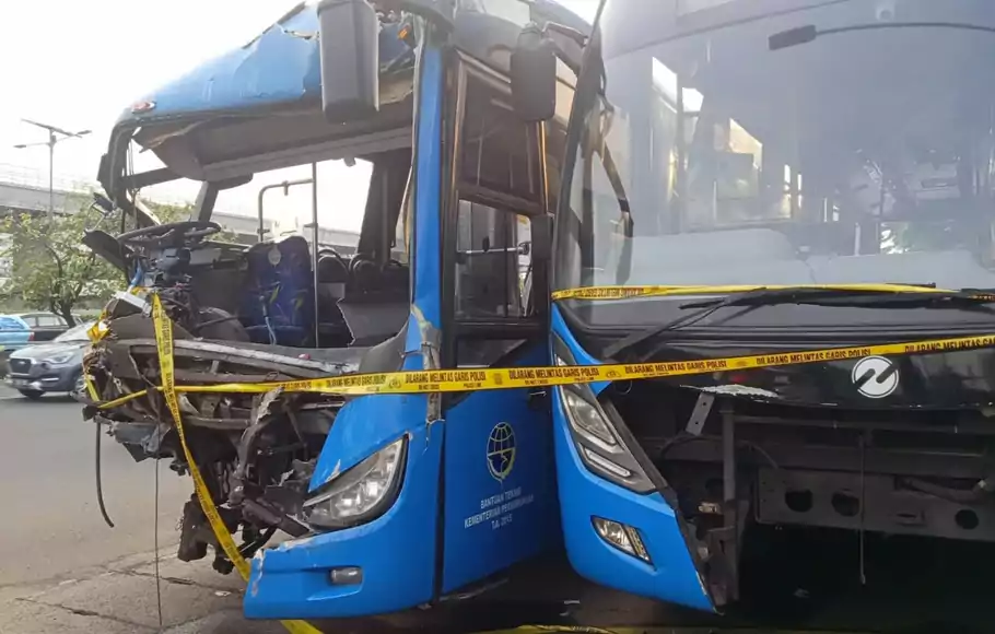 Dua bus Transjakarta yang terlibat dalam kecelakaan di Jalan MT Haryono, Jakarta Timur, Senin 25 Oktober 2021.