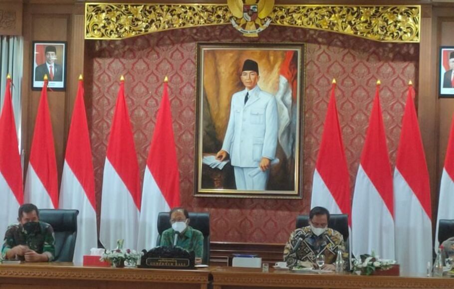 Ketua umum PBSI Agung Firman Sampurna (paling kanan) saat melakukan konferensi pers bersama dengan Gubernur Bali I Wayan Koster (tengah) dan Pangdam IX Udayana Mayjen TNI Maruli Simanjuntak.
