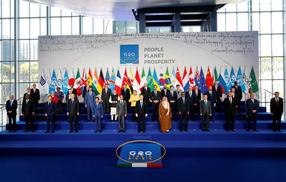 Para pemimpin dunia berkumpul untuk sesi foto resmi pada hari pertama KTT G20 di pusat konvensi La Nuvola, Roma, Italia, Sabtu, 30 OKtober 2021. 