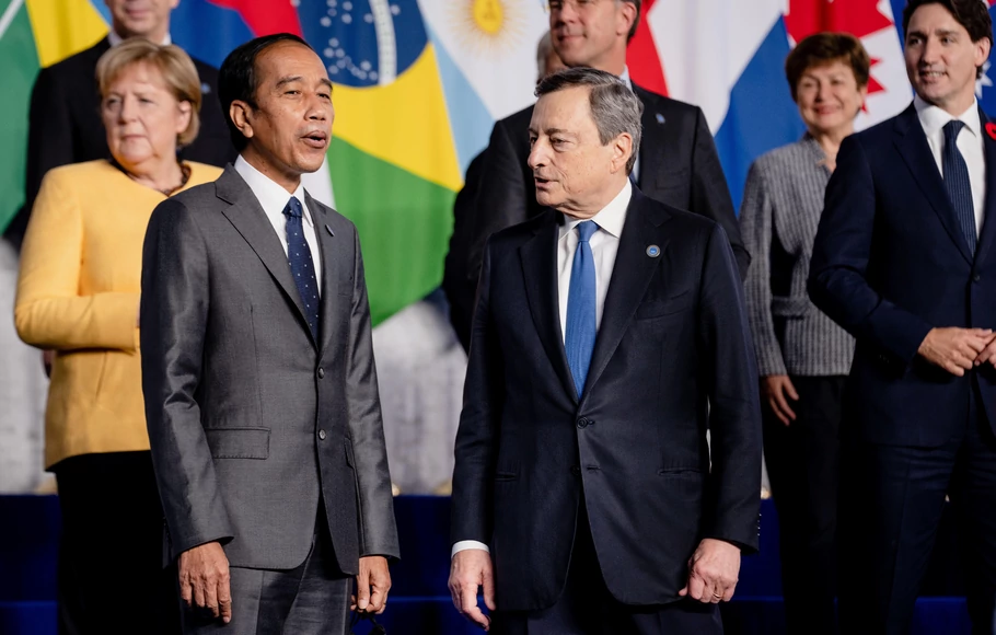Presiden Joko Widodo dan Perdana Menteri Italia Mario Draghi berbincang disela-sela sesi foto KTT G20 di La Nuvola, Roma, Italia, Sabtu, 30 Oktober 2021.