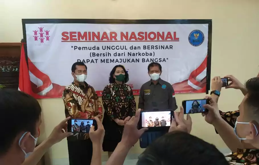 Hakim PTTUN Jakarta Disiplin F Manao (kiri), Ketua YPB Delima Sorta Tobing (tengah) dan Kepala BNN Kota Jakarta Selatan Dik Dik Kusnadi (kanan) usai webinar Yayasan Penerus Bangsa 
