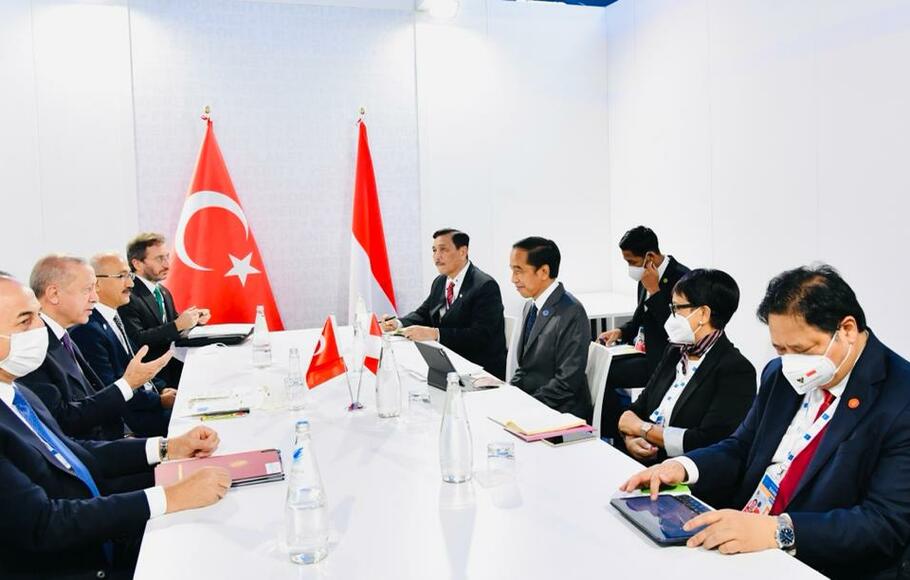 Presiden Joko Widodo menggelar pertemuan bilateral dengan Presiden Turki Recep Tayyip Erdogan di La Nuvola, Roma, Italia, Sabtu, 30 Oktober 2021.
