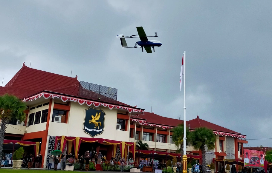 Uji coba drone untuk pengiriman kebutuhan medis ke pulau terpencil di Sumenep, Madura, Jawa Timur, Minggu, 31 Oktober 2021.