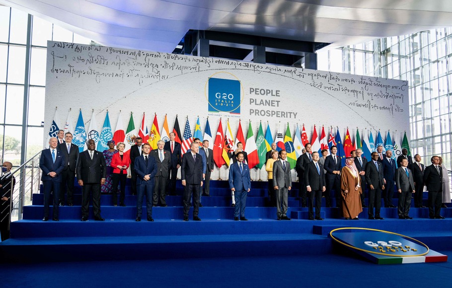 Presiden Joko Widodo (depan, tengah) berfoto bersama para pemimpin G-20 dalam pertemuan di Roma, Italia, Sabtu, 30 Oktober 2021, waktu setempat.