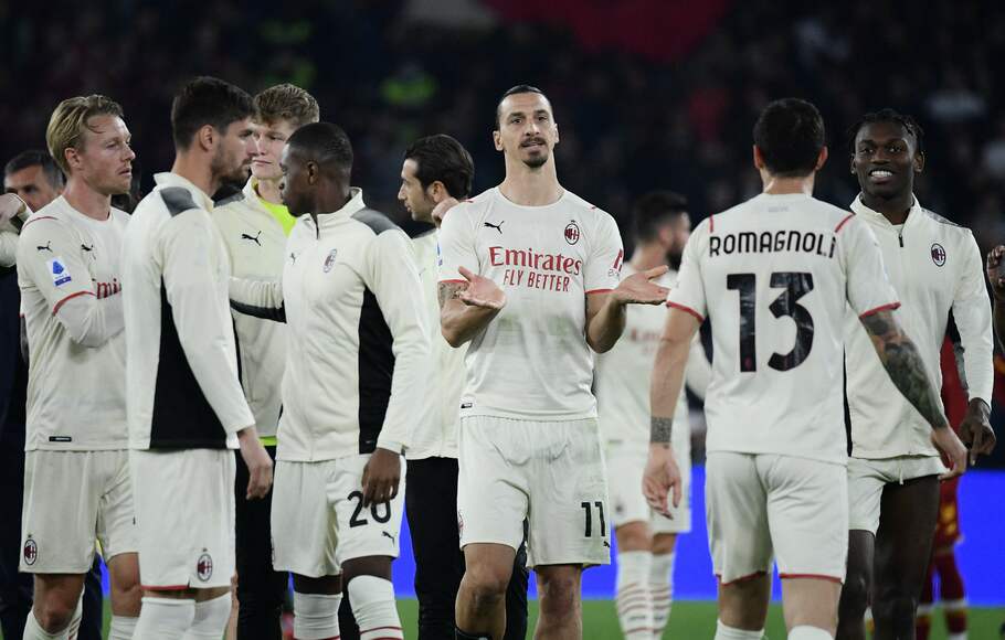 Striker AC Milan, Zlatan Ibrahimovic (tengah), bersama rekan-rekan setim merayakan kemenangan atas AS Roma dalam pertandingan Liga Italia, Minggu, 31 Oktober 2021.