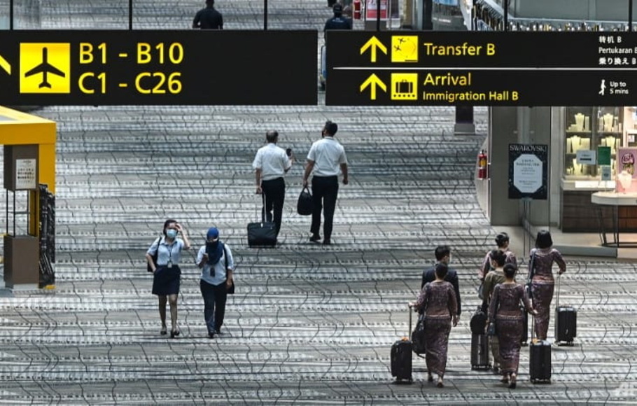 Orang-orang terlihat di ruang transit Bandara Changi di Singapura pada 3 September 2021 di tengah pandemi Covid-19 yang belum usai. 