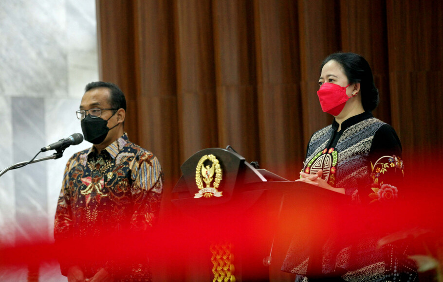 Ketua DPR Puan Maharani memberikan keterangan di Kompleks Parlemen Senayan, Jakarta, Rabu, 3 November 2021.