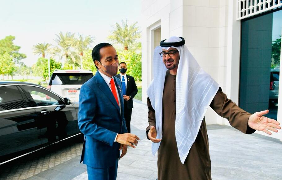 Presiden Joko Widodo (Jokowi) tiba di Istana Al-Shatie, Abu Dhabi, Uni Emirat Arab (UEA) Rabu, 3 November 2021.  Presiden disambut Putra Mahkota Abu Dhabi, Pangeran Mohamed bin Zayed (MBZ). 