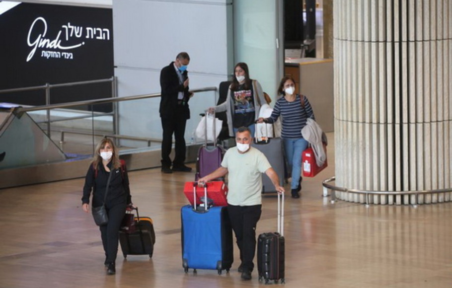 Para pelancong tiba di Bandara Internasional Ben Gurion dekat Tel Aviv, Israel, Senin 1 November 2021. Israel mulai mengizinkan turis yang divaksinasi memasuki negara itu untuk pertama kalinya sejak pecahnya pandemi Covid-19 di Israel pada Maret 2020. 
