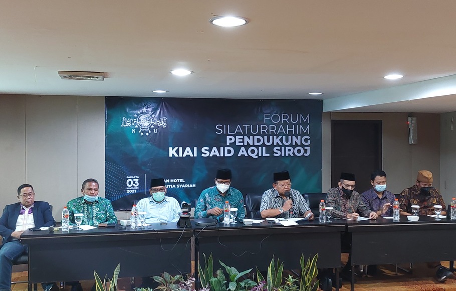 Perwakilan Forum Silaturrahim Pendukung Kiai Said Aqil Siroj, Akhmad Muqowam (empat dari kanan) menyampaikan keterangan pers.