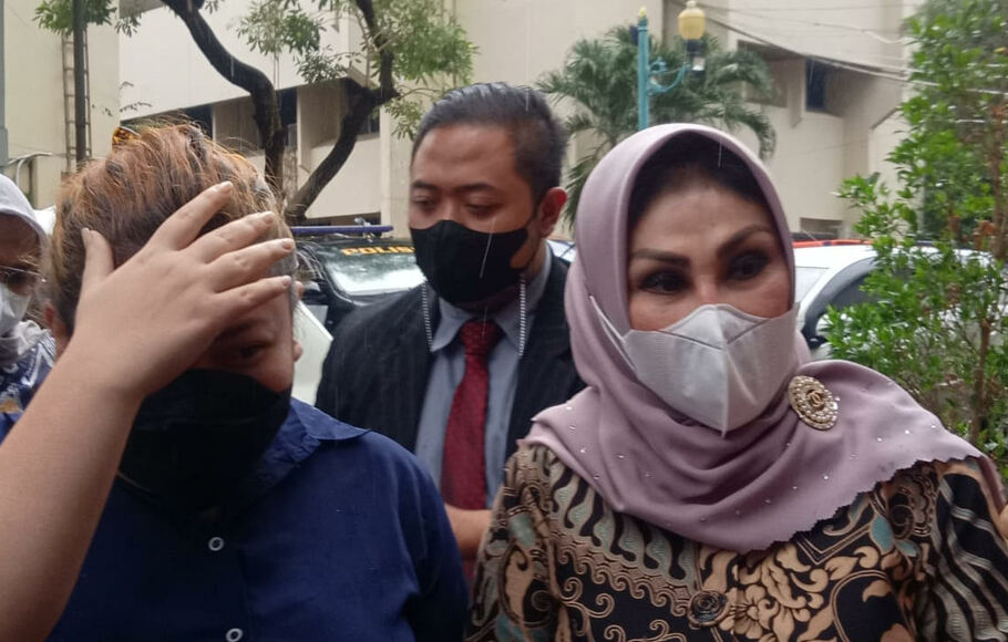 Olivia Nathania (kiri) bersama kuasa hukumnya Susanti Agustina, di Polda Metro Jaya, Senin 18 Oktober 2021.