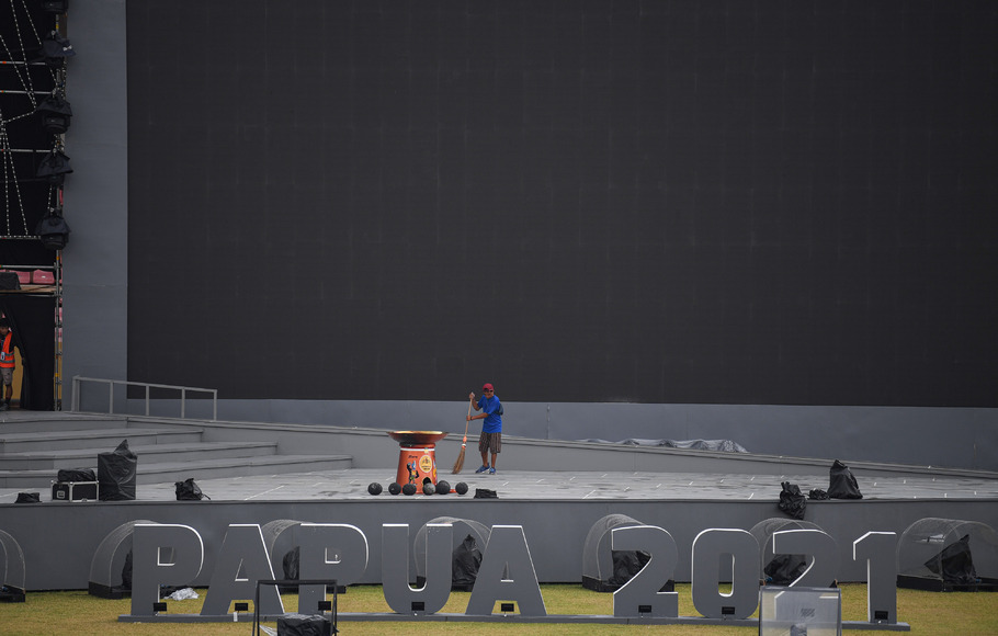 Pekerja mempersiapkan venue pembukaan Peparnas XVI Papua di Stadion Mandala, Kota Jayapura, Papua, Kamis, 4 November 2021.