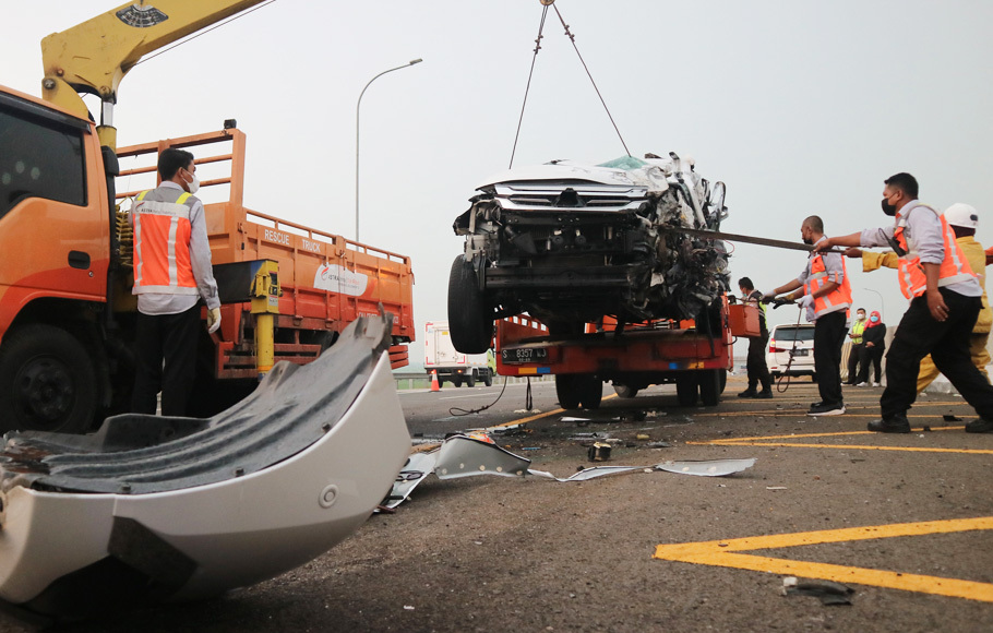 Petugas mengevakuasi mobil Pajero nopol B 1264 BJU yang ditumpangi artis Vanessa Angel dan keluarganya usai mengalami kecelakaan di ruas tol Jombang-Mojokerto KM 672 arah Surabaya di Bandarkedungmulyo, Kabupaten Jombang, Jawa Timur, Kamis, 4 November 2021.