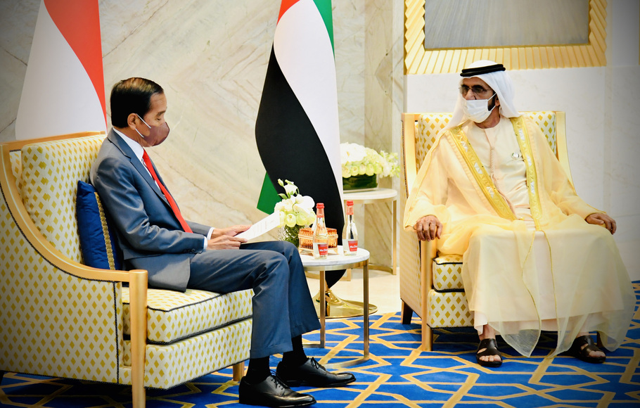 Presiden Joko Widodo (kiri) berbincang dengan Perdana Menteri (PEA) dan Ruler atau Emir Dubai PEA Sheikh Mohammed Bin Rashid Al Maktoum saat tiba di Dubai Exhibition Center, Kamis, 4 November 2021.