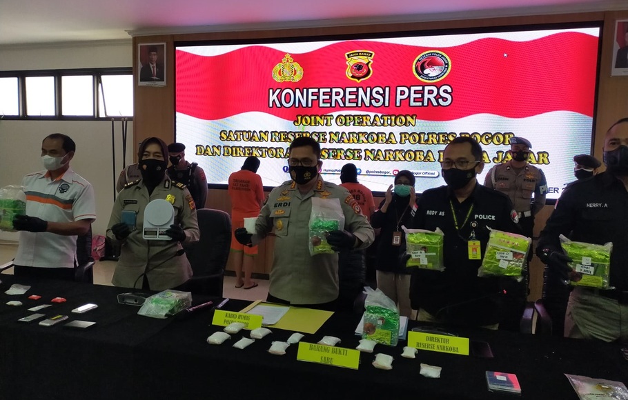 Polisi menujukkan barang bukti sabu-sabu 5,6 kilogram hasil sitaan dari tiga pengedar di Mapolres Bogor, Jumat, 5 November 2021. 