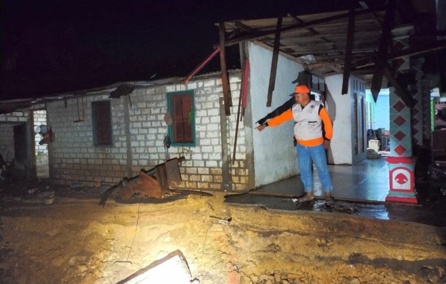 Rumah milik warga di Kabupaten Lamongan yang tergerus banjir bandang di wilayah setempat.
