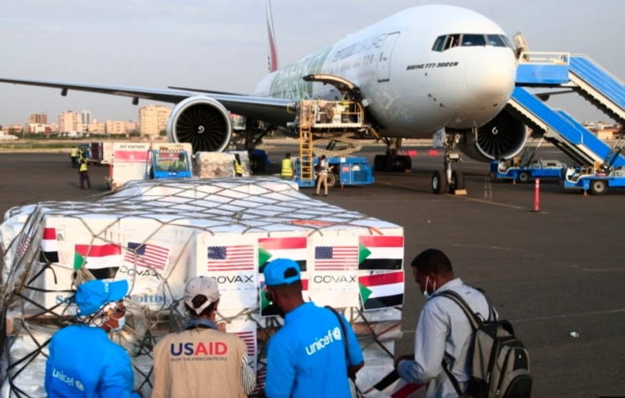 Pekerja bantuan memeriksa pengiriman vaksin virus corona yang dikirim ke Sudan oleh inisiatif berbagi vaksin Covax, tak lama setelah pesawat Emirates mendarat di bandara di ibu kota Khartoum, Sudan pada 6 Oktober 2021.
