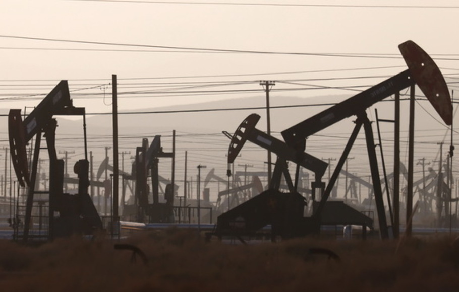 Beberapa pumpjacks beroperasi sementara yang lain menganggur di ladang minyak Belridge, dekat McKittrick, California, AS, pada Rabu 3 November 2021. Pemerintahan Biden berjanji untuk mengurangi emisi metana dari produksi minyak dan gas.