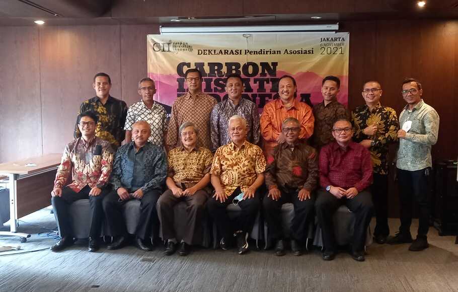 Ketua Umum Asosiasi Carbon Inisiatif Indonesia (CII), Audey Sjotjan (duduk ketiga dari kanan) bersama jajaran   pengurus Asosiasi Carbon Inisiatif Indonesia.