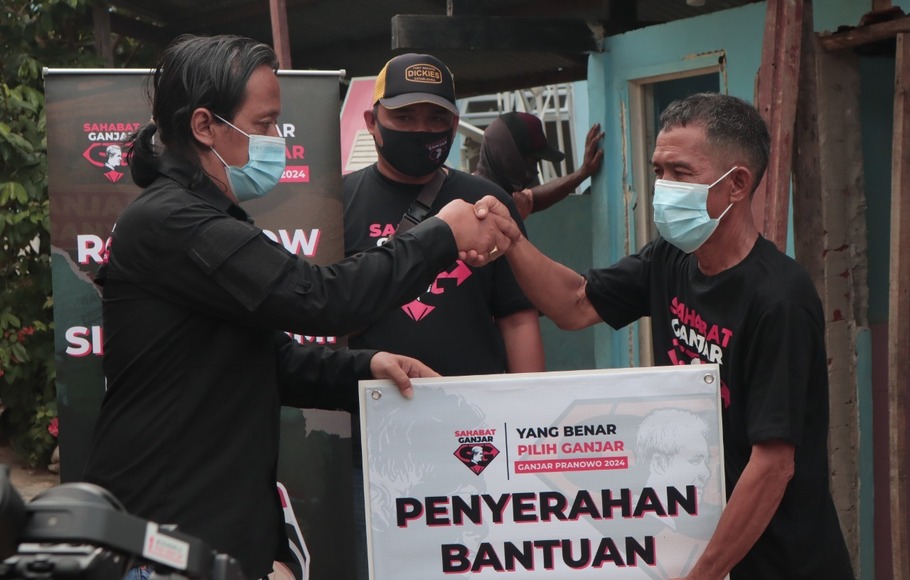 Sahabat Ganjar menyerahkan bantuan untuk merenovasi toilet umum di Lampung, Sabtu, 6 November 2021. 