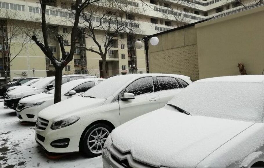 Sejumlah kendaraan yang diparkir di Distrik Dongcheng, Beijing, Tiongkok berselimutkan salju saat terjadinya badai salju.