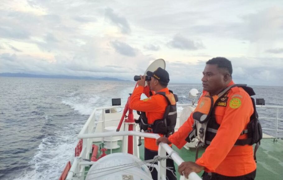 Tim Basarnas Sorong saat melakukan pencarian terhadap perahu mesin yang dilaporkan hilang di perairan Raja Ampat, Minggu, 7 November 2021.  