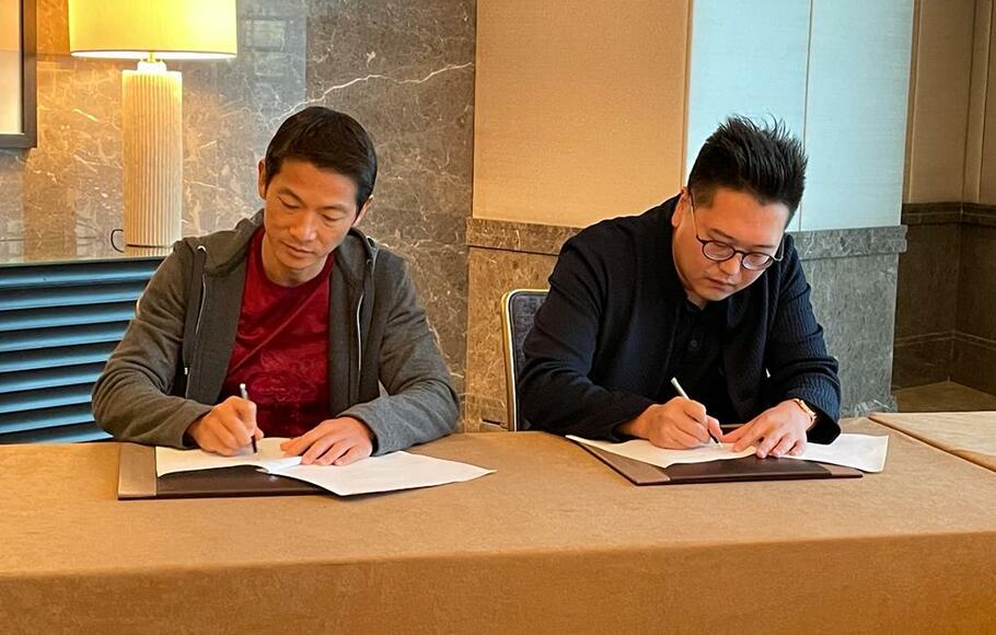 Group CEO Sinar Mas Land Michael Widjaja (kanan) dan Group CEO G42 Peng Xiao (kiri) menandatangani nota kesepahaman (MoU) di Abu Dhabi, UEA untuk memperkuat pengembangan smart city di BSD City. G42, adalah sebuah perusahaan Artificial Intelligence (AI) dan cloud computing asal Abu Dhabi.