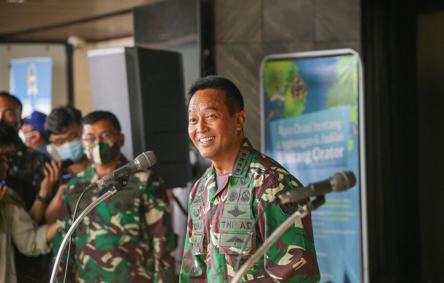Calon Panglima TNI Jenderal TNI Andika Perkasa memberikan keterangan pers usai sidang paripurna di kompleks Parlemen, Jakarta, Senin, 8 November 2021.